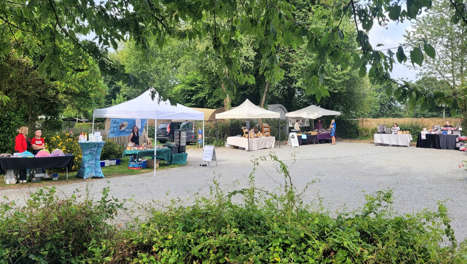 Bannière de la page F-A-Q représentant des stands